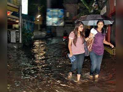 রেকর্ড বৃষ্টিতে জলবন্দি শহর