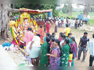 ಮಳೆಗಾಗಿ ಕೆರೆ ಹೊನ್ನಮ್ಮಗೆ ಪರವು