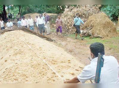 ಮರಳು ಅಡ್ಡೆಗಳ ಮೇಲೆ ದಾಳಿ