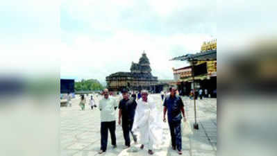 ಶೃಂಗೇರಿಗೆ ದೇವೇಗೌಡ ಕುಟುಂಬ ಭೇಟಿ: ವಿಶೇಷ ಪೂಜೆ