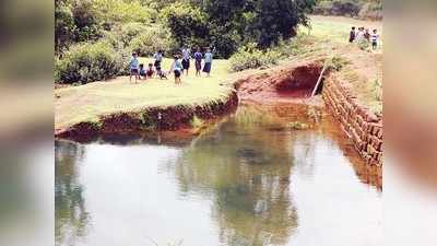 ಶಾಲಾ ಮಗ್ಗುಲಲ್ಲಿಯೇ ಅಪಾಯಕಾರಿ ಹೊಂಡ