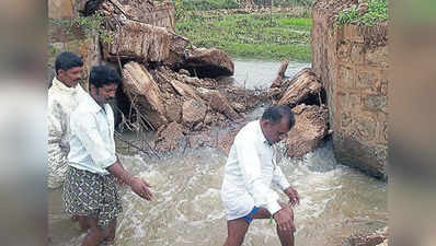 ಕುಸಿದು ಬಿದ್ದ ಸೇತುವೆ, ಜನ ಸಂಚಾರ ಸ್ಥಗಿತ