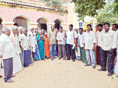 ವೇತನಕ್ಕಾಗಿ ವೃದ್ಧರ ಪ್ರತಿಭಟನೆ