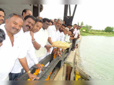 ನುಗು ಜಲಾಶಯಕ್ಕೆ ಶಾಸಕ ಬಾಗಿನ