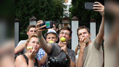 पोलैंड के लोग विरोध जताने के लिए खा रहे हैं सेब!