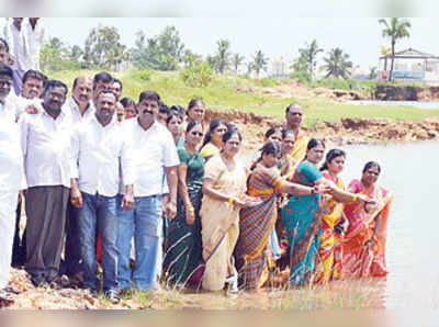 ಟಿವಿ ಸ್ಟೇಷನ್ ಕೆರೆಗೆ ಮೇಯರ್ ಬಾಗಿನ