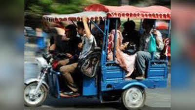 कांग्रेस भी उतरी ई-रिक्शा चालकों के सपॉर्ट में