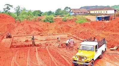 ಶಾಲೆ ಆವರಣಕ್ಕೆ ತಾಗಿಕೊಂಡೇ ಕೆಂಪು ಕಲ್ಲು ಗಣಿಗಾರಿಕೆ