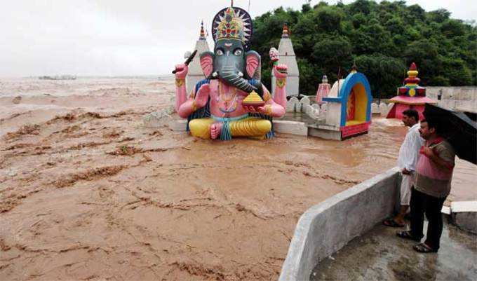बाढ़ में डूबा मंदिर