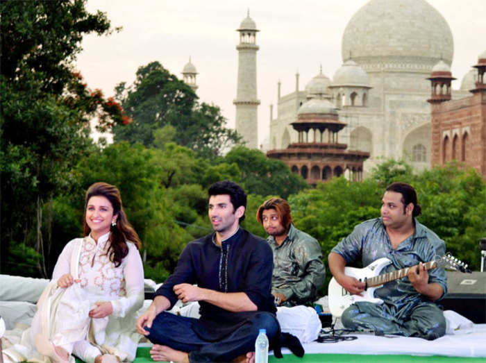 ताज महल में दावत-ए-इश्क की कव्वाली