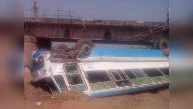 नदी में गिरी बस, दो छात्राओं की मौत, करीब 50 घायल