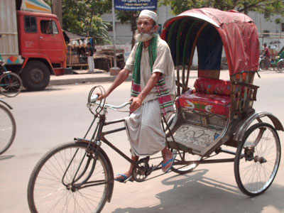 বয়স্ক রিকশাচালকদের পুজো দেখাবে পুলিশ