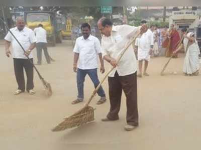 ಹಾವೇರಿ ಜಿಲ್ಲೆಯಲ್ಲಿ ಸ್ವಚ್ಛತಾ ಅಭಿಯಾನ, ರಾಷ್ಟ್ರಪಿತನ ಗುಣಗಾನ