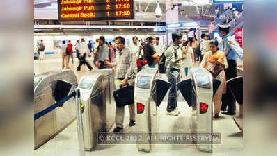 मेट्रो पैसेंजर को लौटाया पौने 3 लाख से भरा बैग