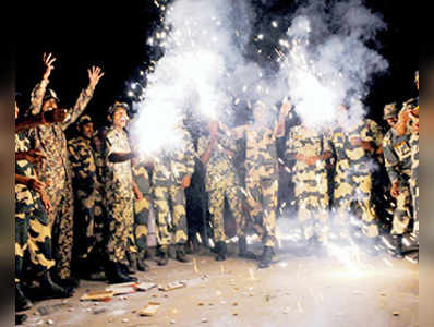 মোদীর ‘ভয়ে’ উপহারে রাশ কেন্দ্রীয় অফিসে