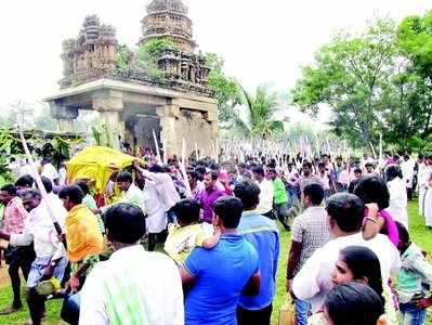 ಸಿಡಿಲು ಮಲ್ಲಿಕಾರ್ಜುನ ದೇವರ ಉತ್ಸವದಲ್ಲಿ ಪಂಜಿನ ಮೆರವಣಿಗೆ