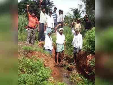 ಕಾಲುವೆ ದುರಸ್ತಿಗೆ ಒತ್ತಾಯಿಸಿ ಪ್ರತಿಭಟನೆ