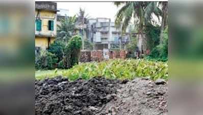 পুকুর ভরাটে দলের পুরপ্রধানের ছক ভেস্তে দিলেন তৃণমূল কর্মীরা