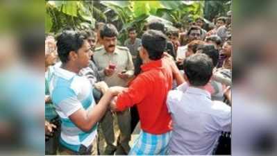 ট্রাকের ধাক্কায় শিশুর মৃত্যুতে তুলকালাম, আক্রান্ত পুলিশ