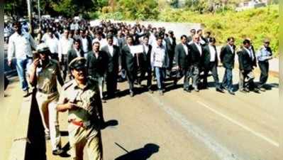 ಕೆಎಟಿ ಹೋರಾಟ 11ನೇ ದಿನಕ್ಕೆ ; ವಕೀಲರಿಂದ ಆರ್‌ಟಿಒ ಕಚೇರಿ ಬಂದ್ !