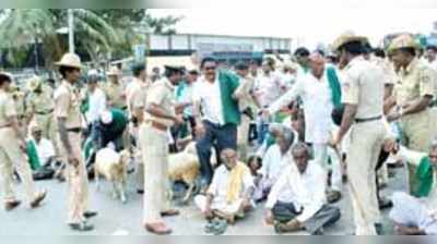 ಕಬ್ಬು ಬೆಲೆ ನಿಗದಿಗೆ ರಸ್ತೆಗಿಳಿದ ರೈತರು