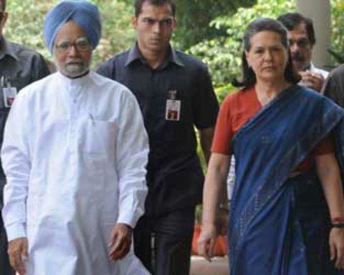Manmohan Singh (L) and Congress President Sonia Gandhi walk to a United Progressive Alliance (UPA) meeting at Gandhis residence in New Delhi