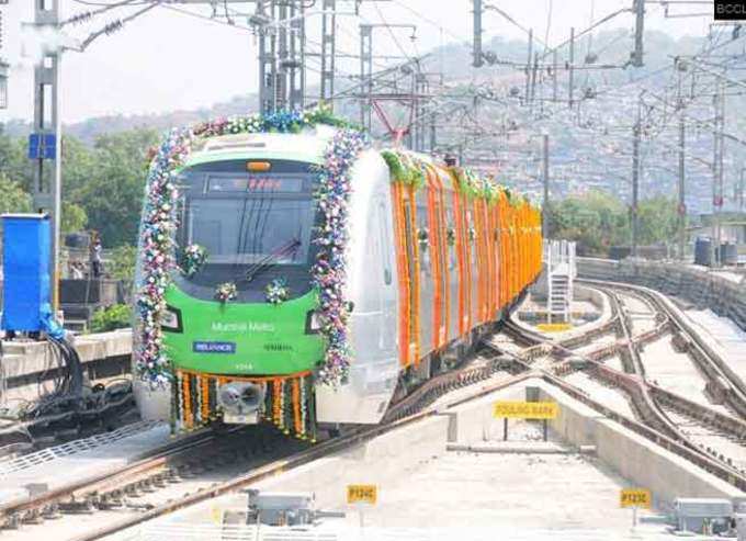 मुंबई में मेट्रो रेल चली