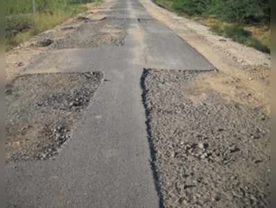 ನಾಕೇ ತಿಂಗಳಲ್ಲಿ ಕಿತ್ತು ಬಂದ ರಸ್ತೆ