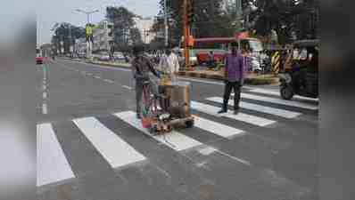 ಕಪ್ಪನೆ ರಸ್ತೆಯಲ್ಲಿ ಬಿಳಿಯ ಬಣ್ಣದ ಚಿತ್ತಾರ!