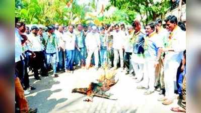 ಸಂಸದರ ಮನೆ ಮುಂದೆ ಪ್ರತಿಭಟನೆ