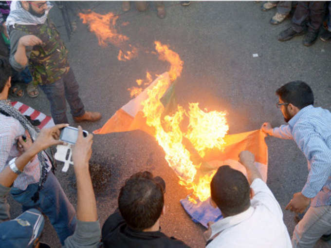 पाकिस्तान में जला तिरंगा और मोदी का पुतला