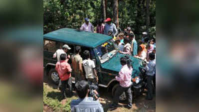 ಅರಣ್ಯಾಧಿಕಾರಿ ವಾಹನಕ್ಕೆ ಗ್ರಾಮಸ್ಥರ ಮುತ್ತಿಗೆ