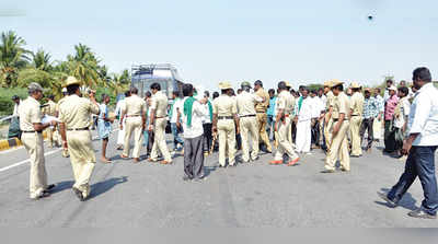 ರೈತರಿಂದ ಹೆದ್ದಾರಿ ತಡೆ, ಸಂಚಾರ ಅಸ್ತವ್ಯಸ್ಯ