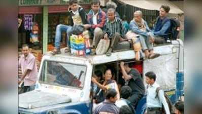 প্রশাসনের সামনেই ‘দাদা’দের প্রশ্রয়ে বেআইনি অটোর রমরমা উলুবেড়িয়ায়