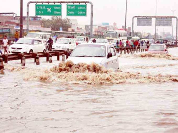 मार्च की बारिश में दिल्ली पानी-पानी