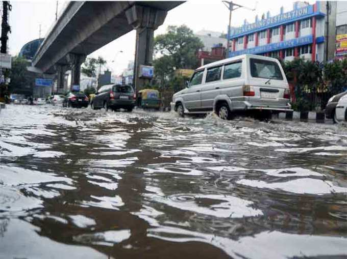 मार्च की बारिश में दिल्ली पानी-पानी