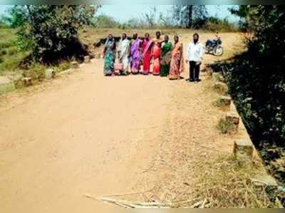 ಕರೀಕಟ್ಟಿ ಗ್ರಾಮಕ್ಕೆ  ಬರಿ ಭರವಸೆ ಭಾಗ್ಯ