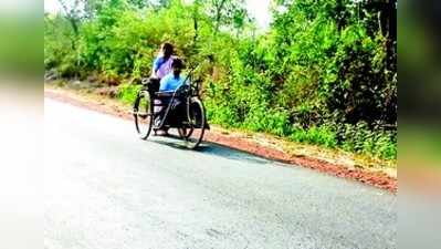 ಮಗನಿಗಾಗಿ ಟ್ರೈಸಿಕಲ್ ತಳ್ಳುವ ತಾಯಿ