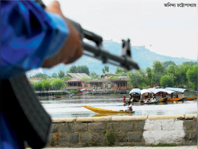 ‘ডাল লেক দূষিত, চিনার বন ফাঁকা, যে দিকে তাকান শুধু সেনাবাহিনী’