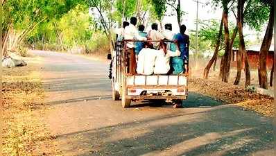 ಸರಕು ತುಂಬುವ ವಾಹನಗಳಲ್ಲಿ ಪ್ರಯಾಣಿಕರ ಸಾಗಣೆ!