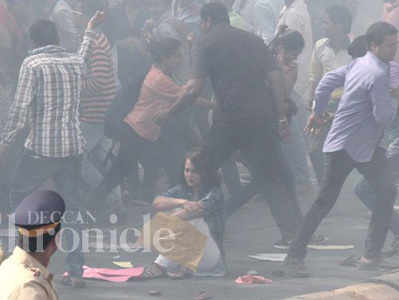 OMG: রাজপথে প্রতিবাদী সোনাক্ষী, চলল লাঠি-টিয়ার গ্যাস !