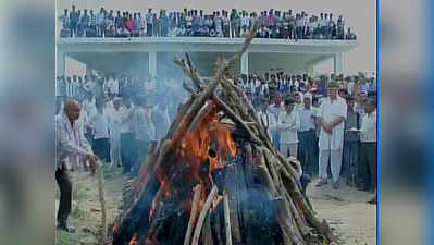 রাজনৈতিক তরজার মাঝেই শেষকৃত্য গজেন্দ্রর