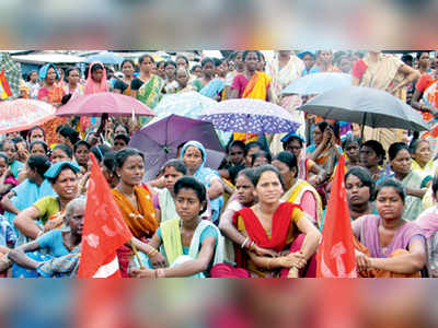 বকেয়ার দাবিতে আন্দোলনে চা-শ্রমিকরা