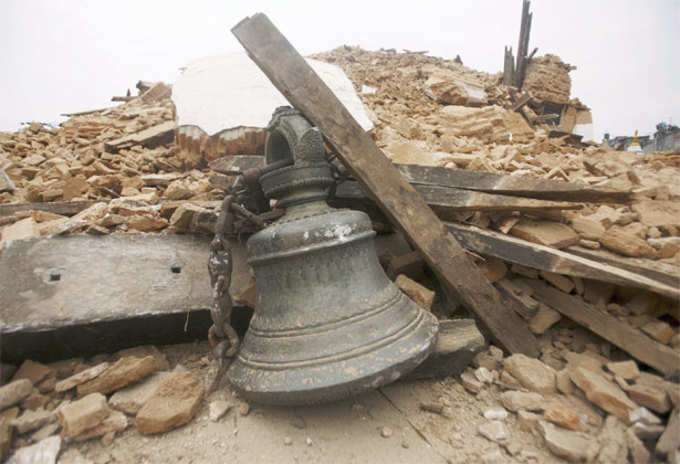तस्वीरें: नेपाल में आस्था पर भारी भूकंप, कई मंदिर ढहे