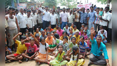 ರಸ್ತೆ ದುರಸ್ತಿಗೆ ಒತ್ತಾಯಿಸಿ ಪ್ರತಿಭಟನೆ