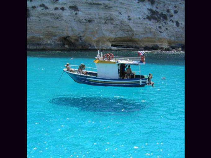 पानी पर उड़ती नाव देखी है कभी!
