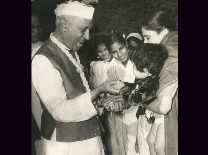 10 तस्वीरों में देखिए चाचा नेहरू का बच्चों के लिए प्यार