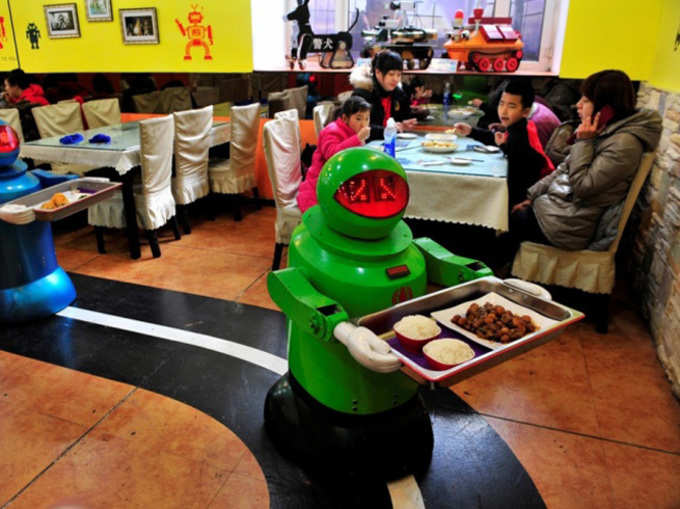 यहां खाना परोसते हैं रोबोट
