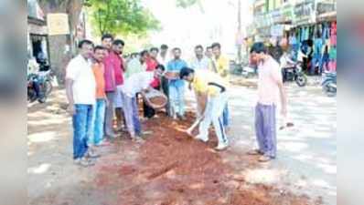 ರಸ್ತೆ ಗುಂಡಿಗಳಿಗೆ ಮಣ್ಣು ಮುಚ್ಚಿದ ನಾಗರಿಕ ಪಡೆ