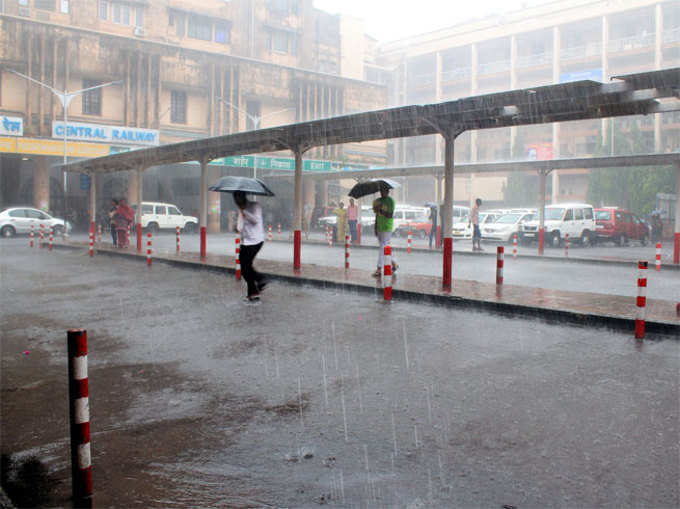 मुंबई पर बारिश की मार